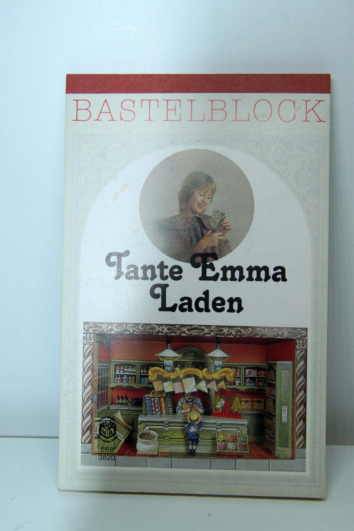Dieser Bastelblock "Tante Emma Laden" besteht aus 16 Kartonseiten und einer ausführlichen Bauanleitung