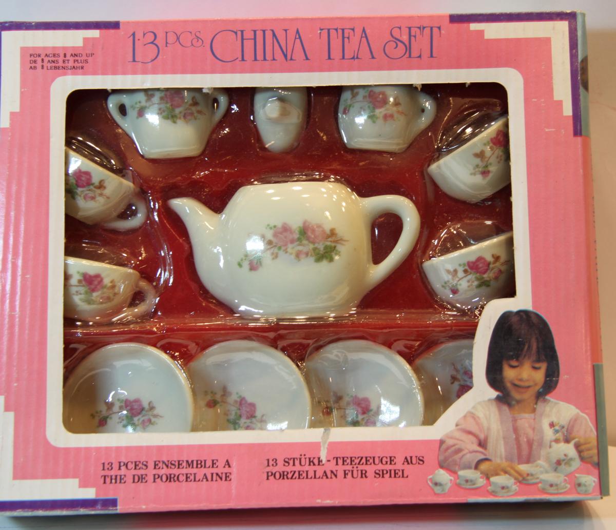 Puppengeschirr Tee-Service made in China 13teilig.