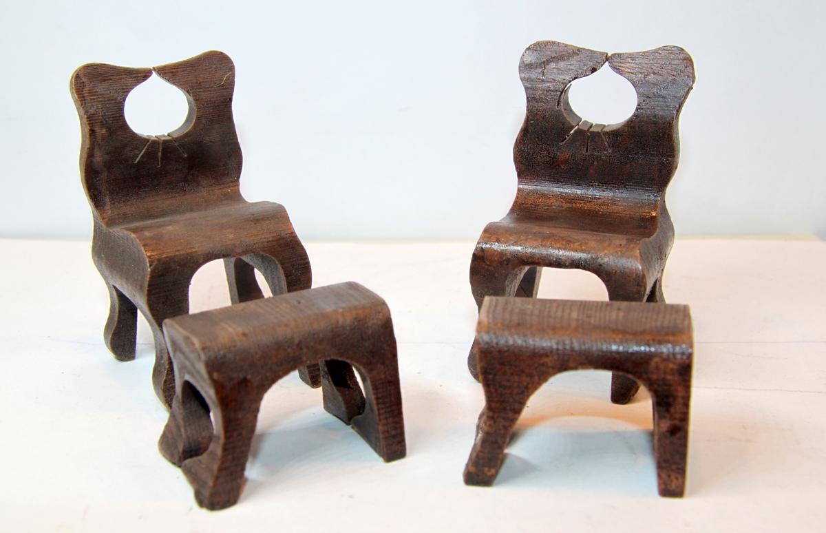 Alte rustikale Stühle mit Hocker 1