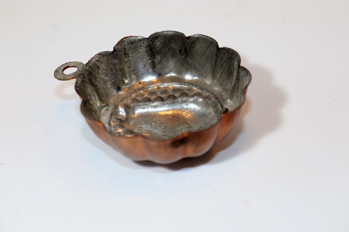 Dollhouse furnishings Mold made of copper, old, 5 cm, used
