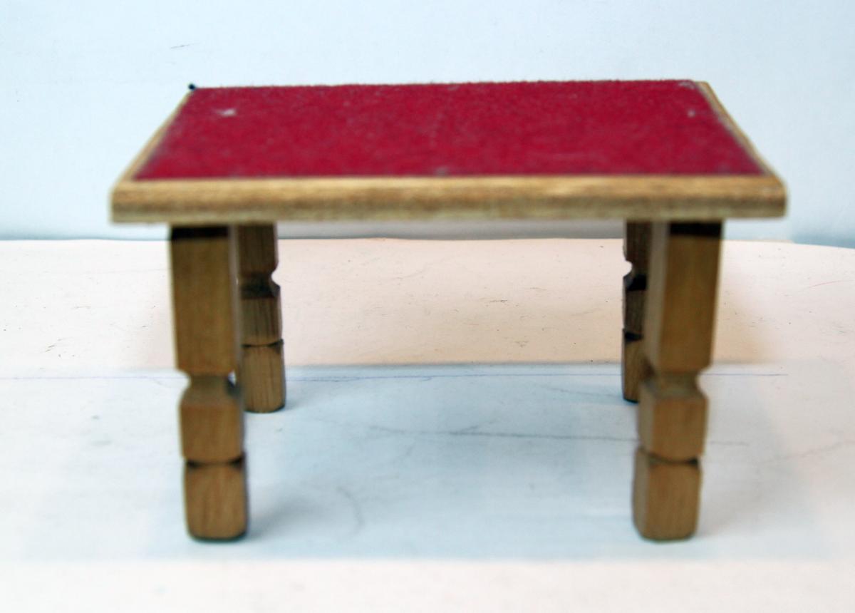 Rechteckiger Tisch mit roter Decke